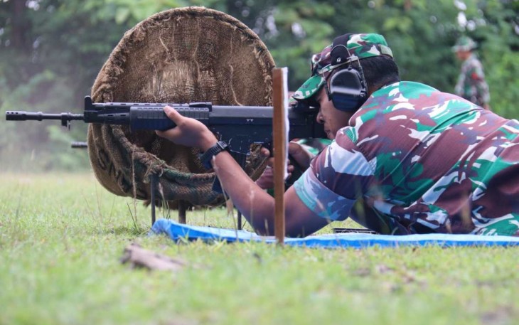 Dandim 0805/Ngawi Letkol Inf Adi Wirawan saat latihan menembak 