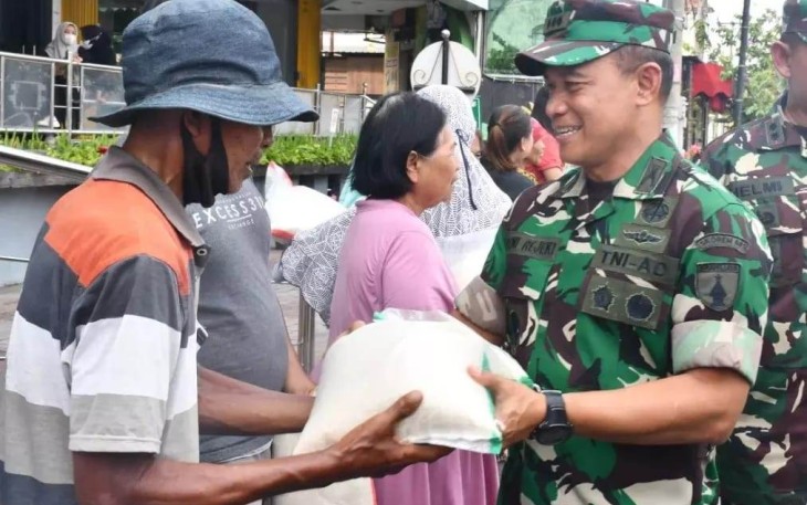 Danrem 081/DSJ Kolonel Inf Deni Rejeki memberikan bantuan ke masyarakat 