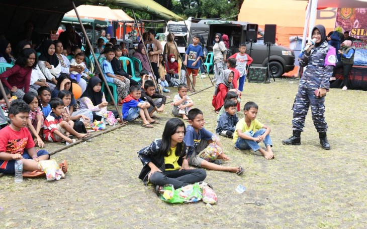 Tim Trauma Healing TNI AL bersama korban gempa Cianjur 