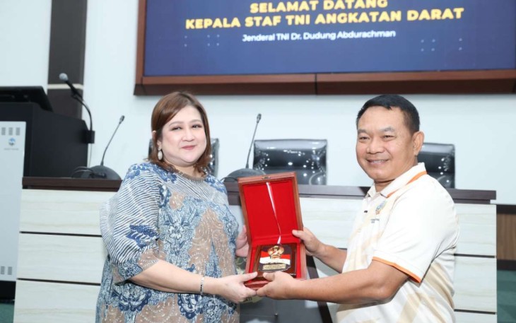 Kasad Jenderal TNI Dudung Abdurachman saat memberikan cenderamata kepada Eka Trisny Edyanti Nurdin cucu Jenderal Besar A.H. Nasution