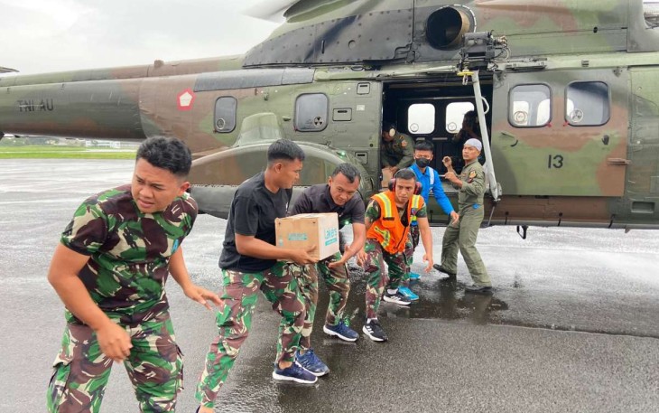 Bantuan kemanusiaan Lanud Husein Sastranegara untuk korban gempa Cianjur saat diangkut dengan helikopter SA 330 Puma dari Lanud Atang Sendjaja Bogor