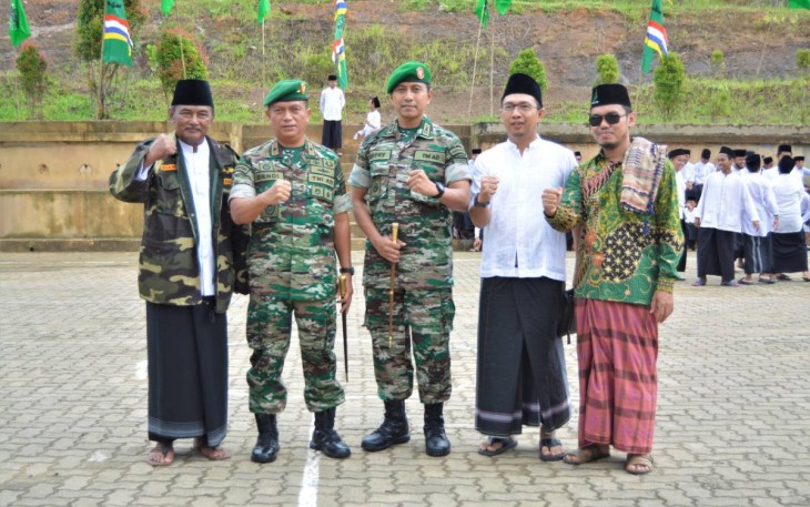 Danrem 091/ASN Brigjen TNI Dendi Suryadi foto bersama usai pelantikan
