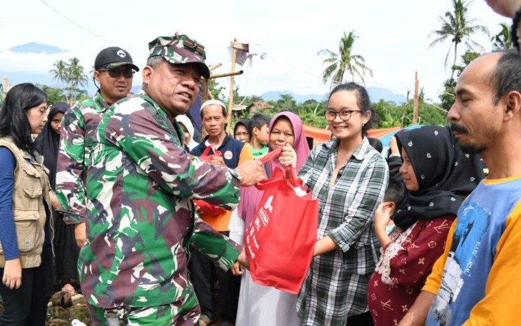 Dansatgas Gulben TNI AL Brigjen TNI (Mar) Hermanto saat mendistribusikan bantuan korban bencana Cianjur 