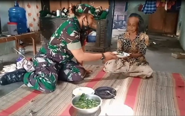 Warga mencicipi masakan Babinsa