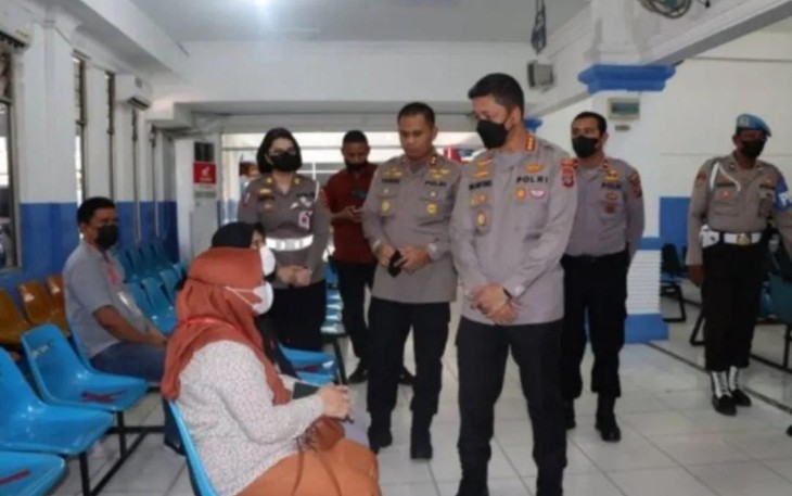 Kapolrestabes Medan Kombes Valentino Alfa Tatareda berdialog dengan masyarakat pemohon SIM 
