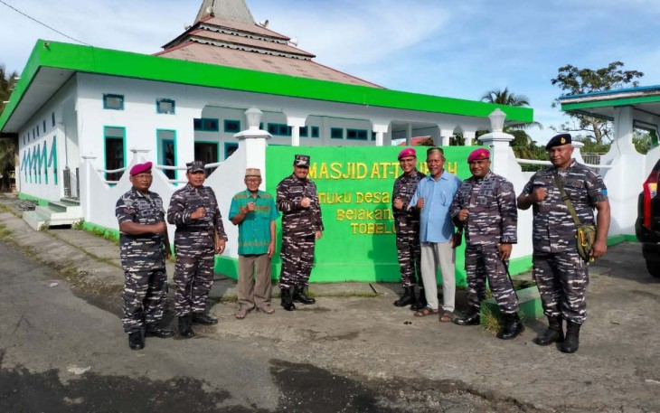 Operasi Bakti Surya Bhaskara Jaya TNI AL renovasi masjid At Taubah di desa Rawa Jaya Tobelo Halmahera Utara 