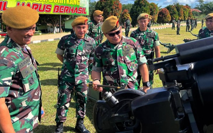 Danpussenarmed Mayjen TNI Yudhy Chandra Jaya saat inspeksi kesiapan alutsista Yonarmed 18 Komposit, Jum'at (2/12)