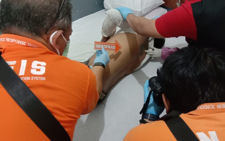 Tim Inafis Polres Semarang saat mengidentifikasi korban di TKP. Kamis (1/12)