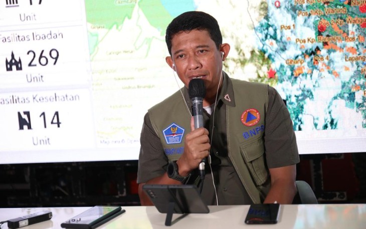 Kepala BNPB Letjen TNI Suharyanto S.Sos., M.M., saat memberikan keterangan resmi terkait gempabumi M 6,1 Garut dari Posko Darurat Gempabumi M 5,6 Cianjur, Pendopo Bupati Cianjur, Jawa Barat, Sabtu (3/12).