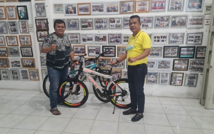 Sepeda gunung hadiah penggiat sosial di HUT le-6 pewarta.co Medan, Kamis (8/12)
