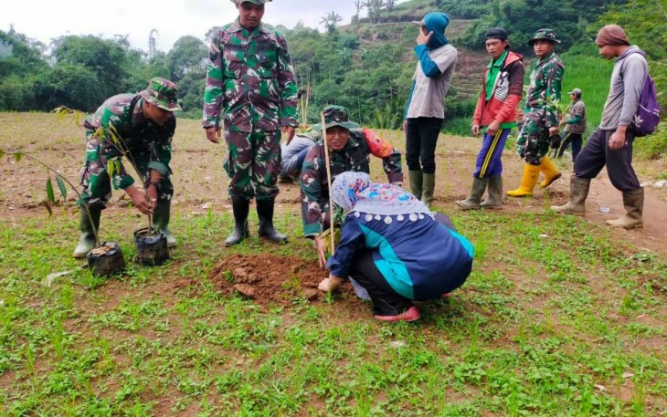 Penanaman pohon buah cegah longsor di wilayah desa Gondang gunung 