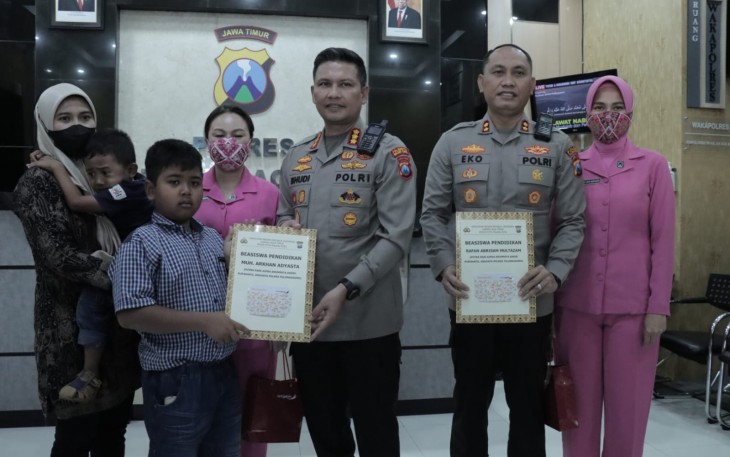 Kapolresta Malang Kota Kombes Pol Budi Hermanto saat memberikan beasiswa Kapolda Jatim 