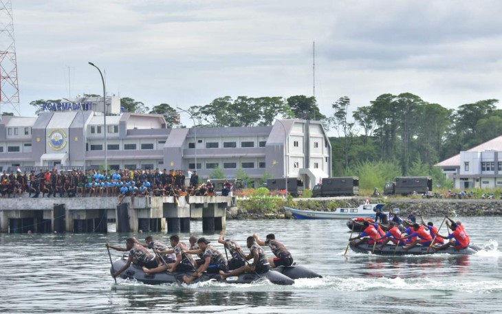 Lomba Dayung Perahu Karet meriahkan Hari Armada RI di Koarmada III, Sorong, Papua Barat, Sabtu (10/12)