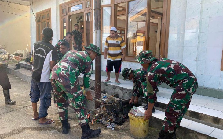 Karya bakti TNI bersihkan lingkungan masjid 