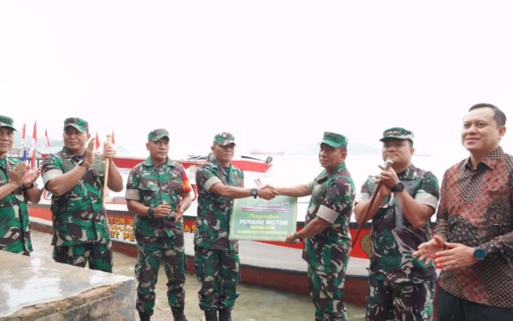 Kasdam I/BB Brigjen TNI Rifky Nawawi saat menyerahkan perahu motor bantuan Kasad