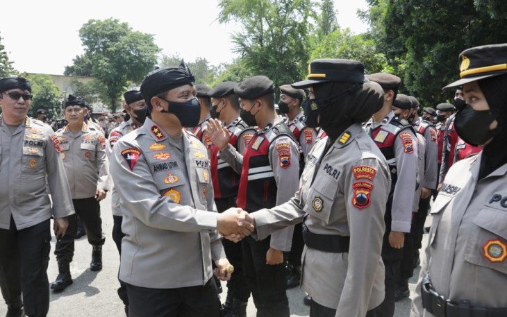 Kapolda Jateng Irjen Pol Ahmad Luthfi saat menyalami anggotanya usai apel bendera. Senin (12/12)