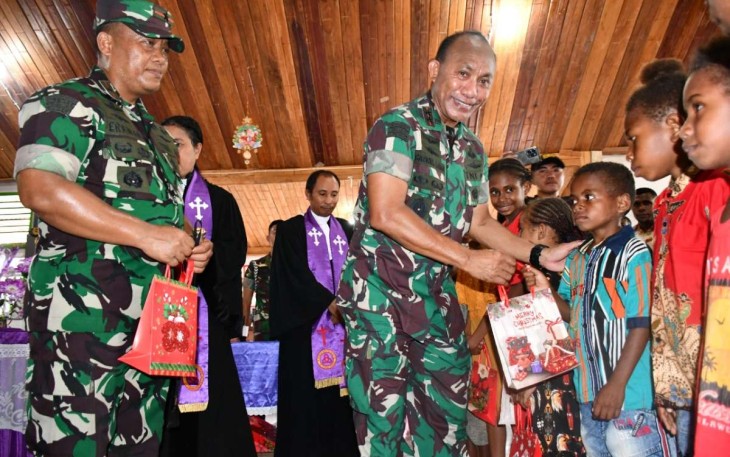 Pangdam Kasuari Mayjen TNI Gabriel Lema saat memberikan bingkisan