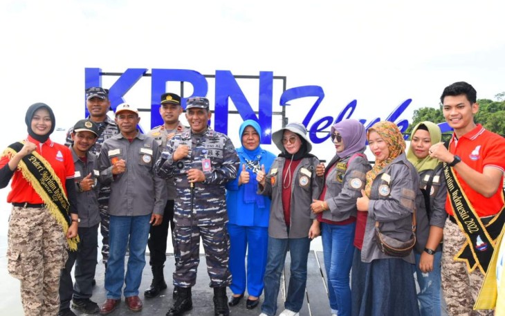 Danlantamal XII Laksma TNI Suharto saat foto bersama di Kampung Bahari Nusantara Teluk Suak Desa Karimunting, Rabu (14/12) 