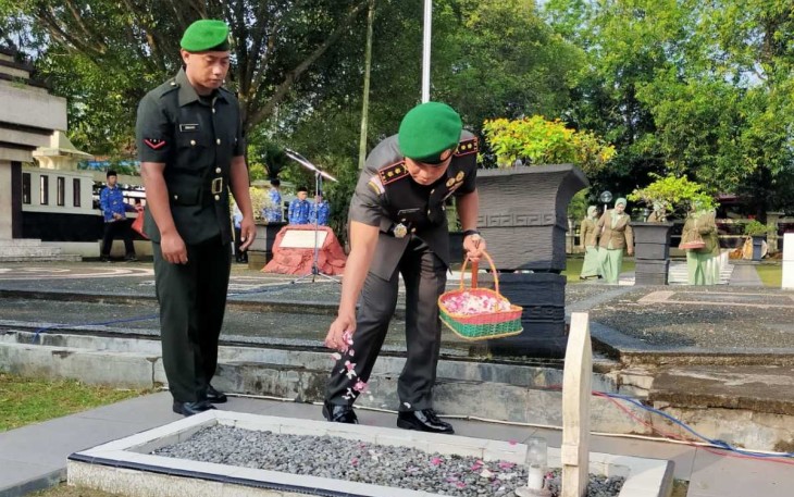 Dandim 0801/Pacitan Letkol Inf Roliyanto saat tabur bunga