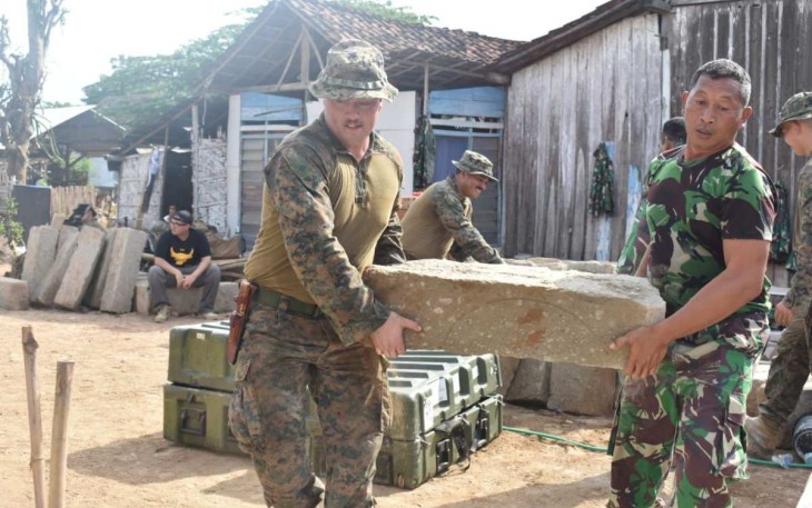 Prajurit Korps Marinir AS saat baksos renovasi fasum di Situbondo