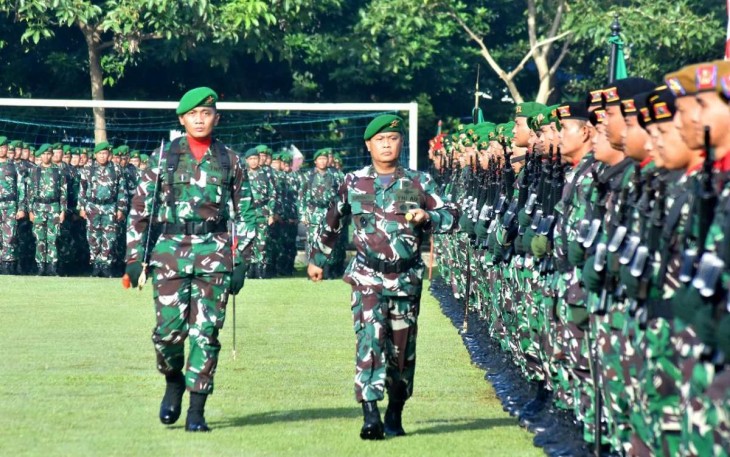 Pangdam Jaya Mayjen TNI Untung Budiharto saat inspeksi pasukan peringati HUT Infanteri Ke-74 di Lapangan Jaya Sakti Brigif 1 Mekanis PIK/JS Kalisari Ps Rebo, Jakarta, Senin (19/12)