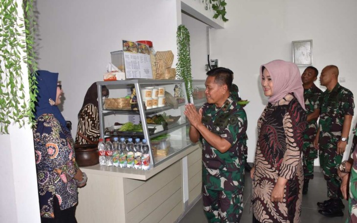 Pangkolinlamil Laksda TNI Agus Hariadi saat menyapa pelaku UMKM di food court-2 Kodamar, Senin (19/12)