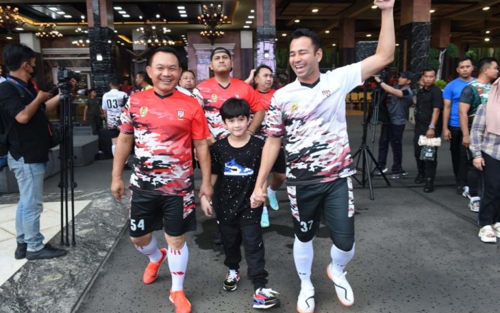 Kasad Jenderal TNI Dudung Abdurachman bersama Rafi Ahmad dalam Fun Game Football, Rabu (21/12)