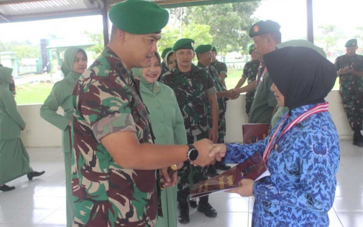 Dandim 0913/PPU Letkol Inf Arfan Arfandi saat memberikan selamat anggotanya