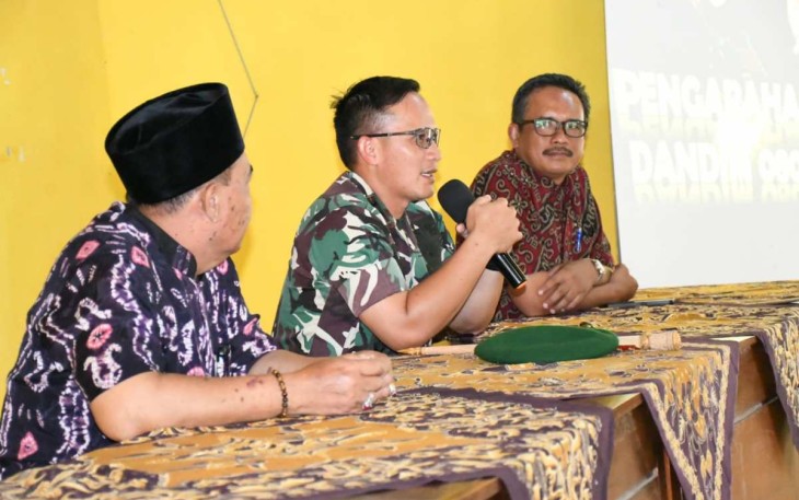 Dandim 0802/Ponorogo Letkol Inf Hirta Juni Adriansyah saat memberikan wasbang