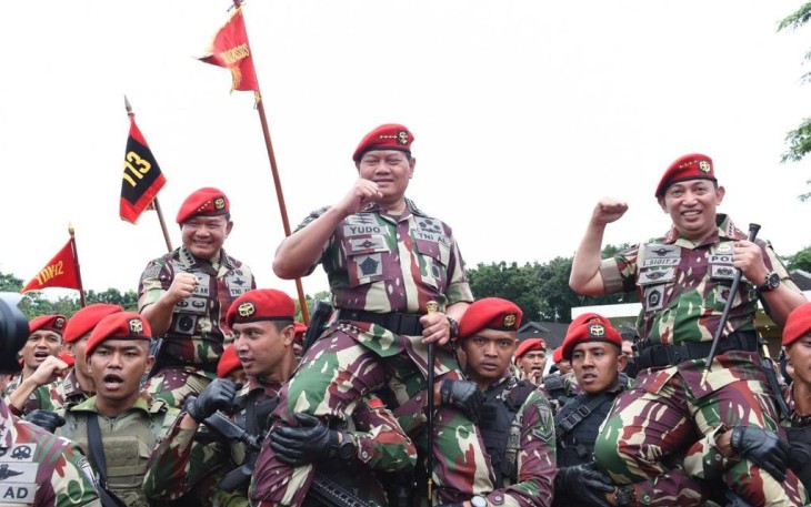 Kasad Jenderal TNI Dudung Abdurachman bersama Panglima TNI Laksamana Yudo Margono dan Kapolri Jenderal Listyo Sigit Prabowo di Mako Kopassus Cijantung Jakarta, Selasa (27/12)