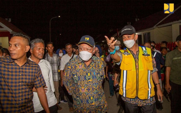 Menteri Basuki saat menerima paparan hasil huntap Seroja di Kabupaten Bima, NTB, Rabu (28/12)