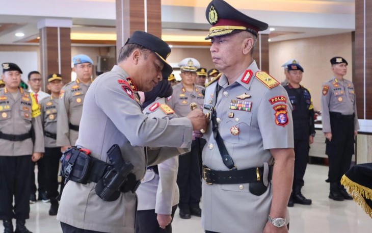 Kapolda Kalteng Irjen Pol Drs Nanang Avianto saat melantik Wakapolda Brigjen Pol Mohamad Agung Budijono 
