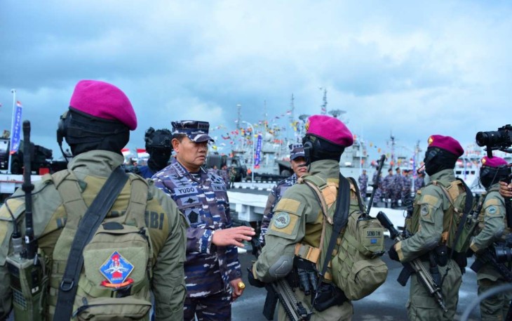 Panglima TNI Laksamana Yudo Margono saat inspeksi pasukan dalam tradisi Admiral Inspection 