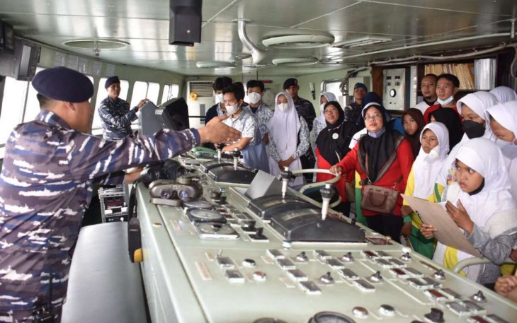 Suasana field trip pelajar di anjungan KRI Tanjung Kambani-971