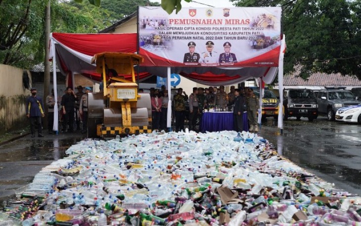 Pemusnahan miras yang berhasil disita oleh Polresta Pati