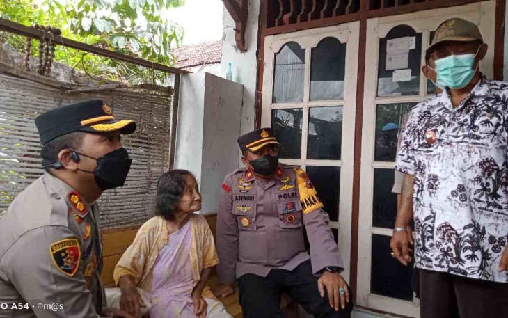 Pemberian paket beras kepada masyarakat di Desa Geritan
