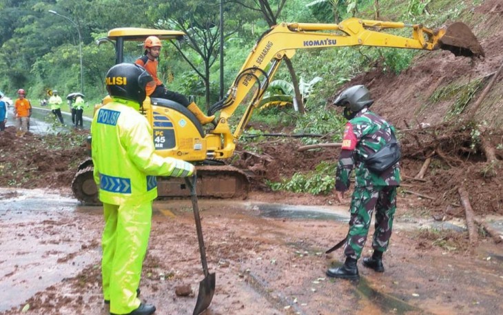 Tanah Longsor di Bawen Tutup Jalur Utama