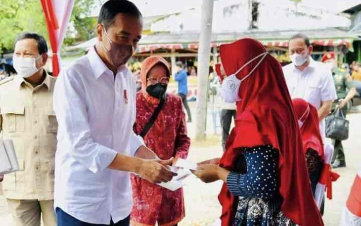 Presiden RI Ir H Joko Widodo sat menyalurkan BLT Minyak Goreng ke warga.