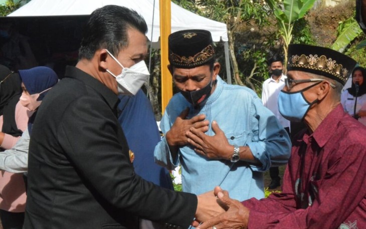 Gubernur Kepri, saat menyerahkan bantuan kepada warga, Kampung Bulang, Senin (25/4/2022)