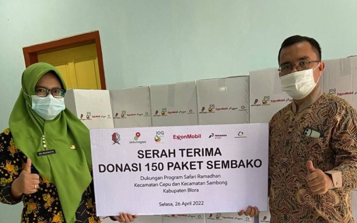 Perwakilan EMCL serahkan donasi sembako ke pemerintah Kecamatan Sambong dalam rangka Safari Ramadhan, Selasa (26/4/2022)
