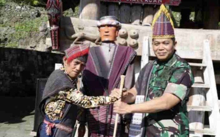 Danrem 023/KS saat berkunjung di desa wisata Huta Siallagan Kabupaten Samosir. Kamis (12/05/2022)