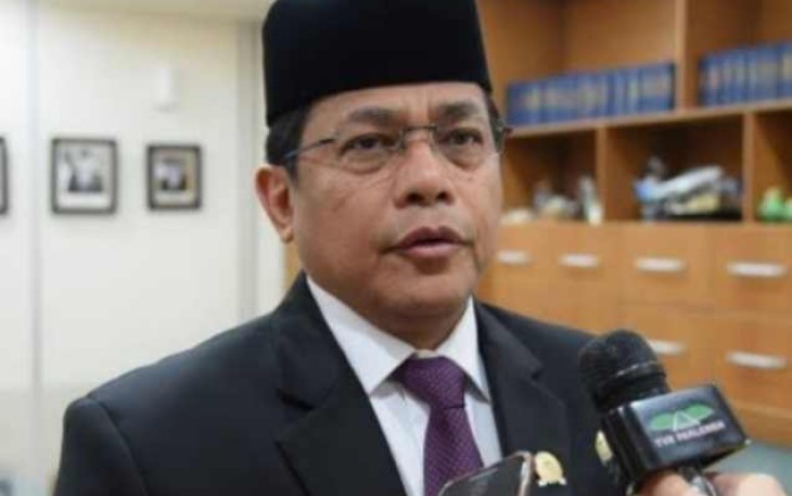 Saat memberikan keterangan mengenai mikrofon mati