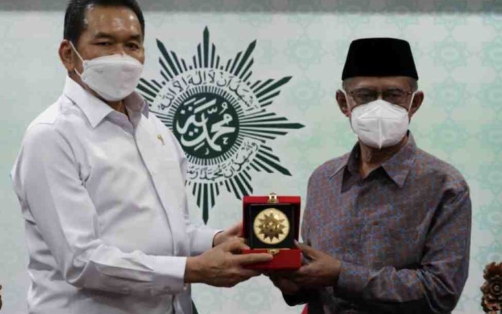 Jaksa Agung RI saat menerima cenderamata di gedung Pusat Dakwah Muhammadiyah Jakarta 