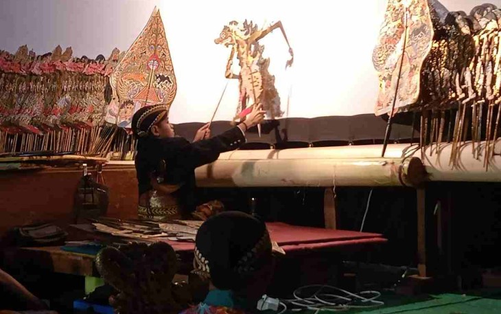 Dalang cilik Vincent saat tampil dalam pagelaran wayang kulit 