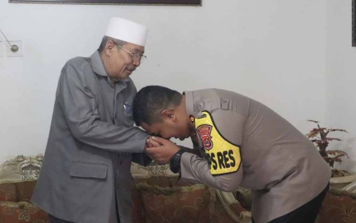 Kapolres Cilegon saat silaturahmi ke kediaman Ketua FKUB Kota Cilegon 