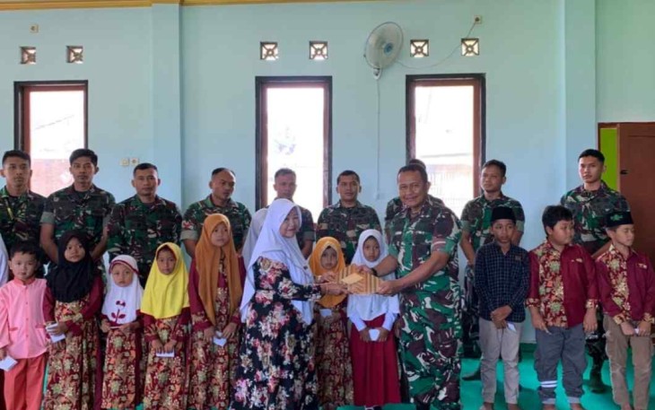 Danyonarmed 11 Kostrad saat menyerahkan santunan di TPQ Al Munna