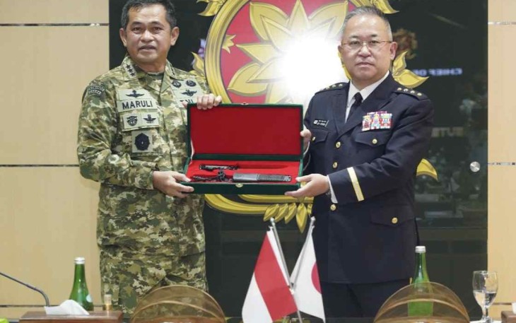 Pangkostrad Letjen TNI Maruli Simanjuntak saat bertukar cenderamata dengan Kasad Jepang Jenderal Yoshida Yoshihide di makostrad Jakarta 