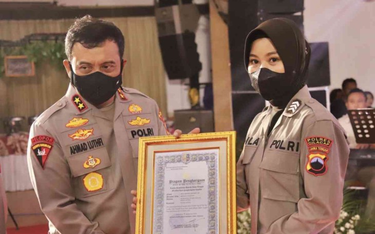 Kapolda Jateng Irjen Pol Ahmad Luthfi saat memberikan penghargaan di HUT Polwan ke 74