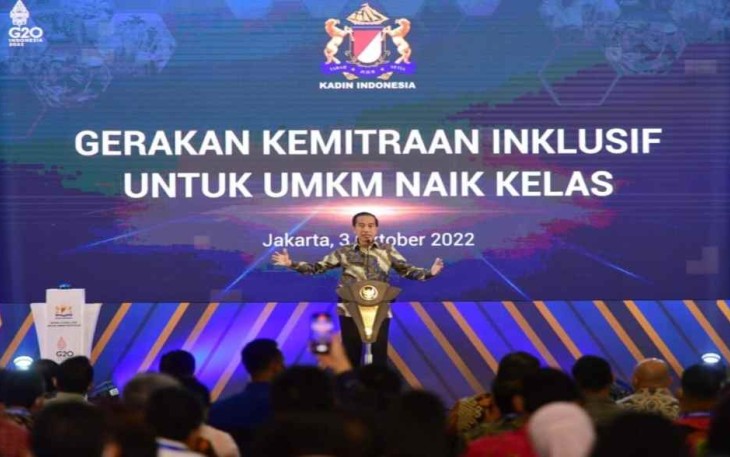 Presiden Joko Widodo menyampaikan sambutannya saat meluncurkan Gerakan Kemitraan Inklusif untuk UMKM Naik Kelas di Gedung SMESCO, Jakarta, Senin (3/10)
