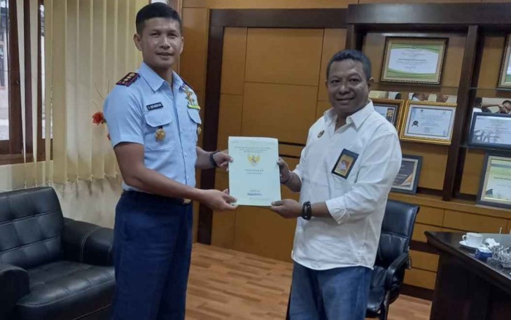 Danlanud Sugiri Sukani Letkol Pnb Supardo Butarbutar saat menerima sertifikat tanah